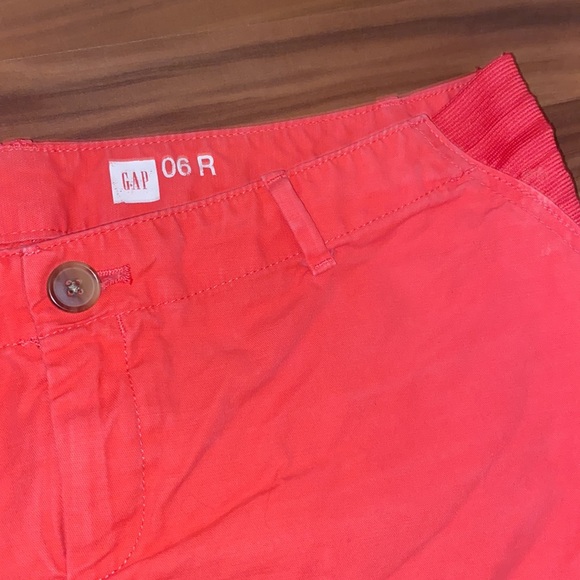 GAP size 6 maternity shorts - Picture 2 of 5